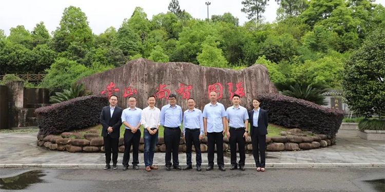 情系教育 心怀母校--山水集团董事长季顶天走访丽水中学2.jpg