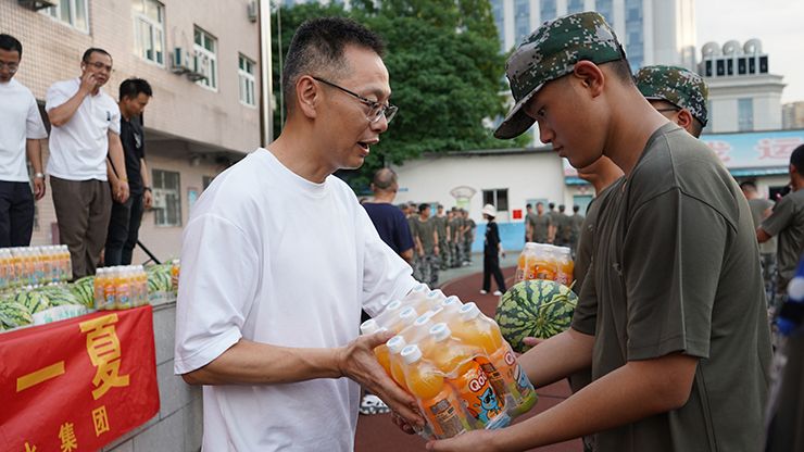 1657618644212524.jpg 山水集团送清凉6(2).jpg