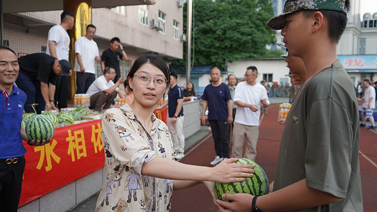 1657618661907623.jpg 山水集团送清凉4(2).jpg